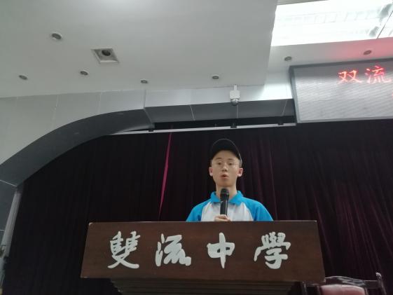 社團主席黃梟瀚同學匯報社團工作