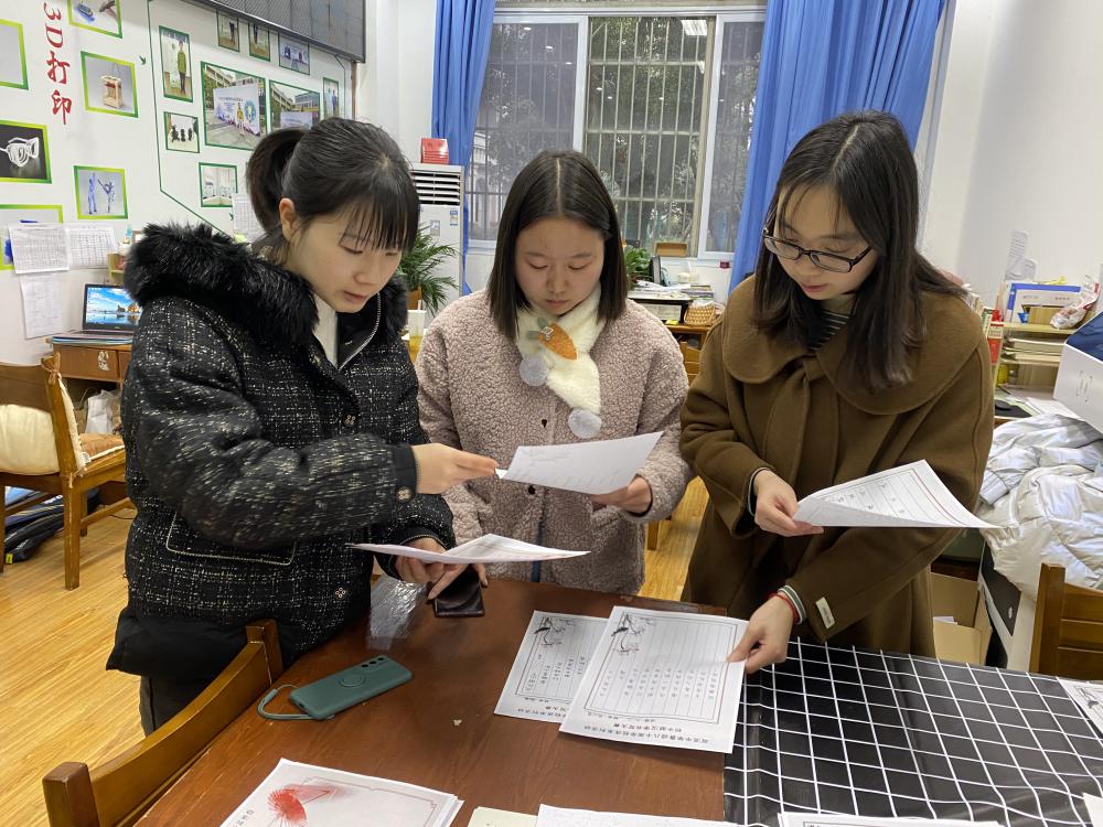 老師們評比和篩選作品