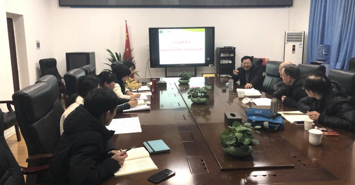 圖片1 龍校長蒞臨會(huì)場(chǎng)交流