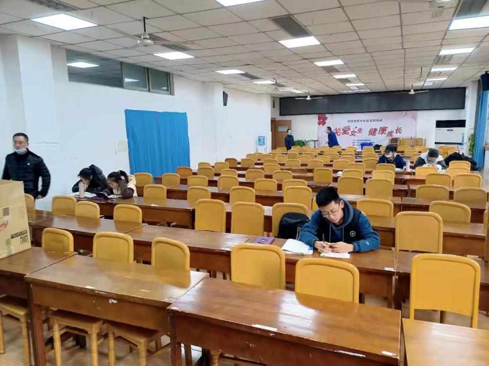 同學(xué)們陸續(xù)趕來上自習(xí)