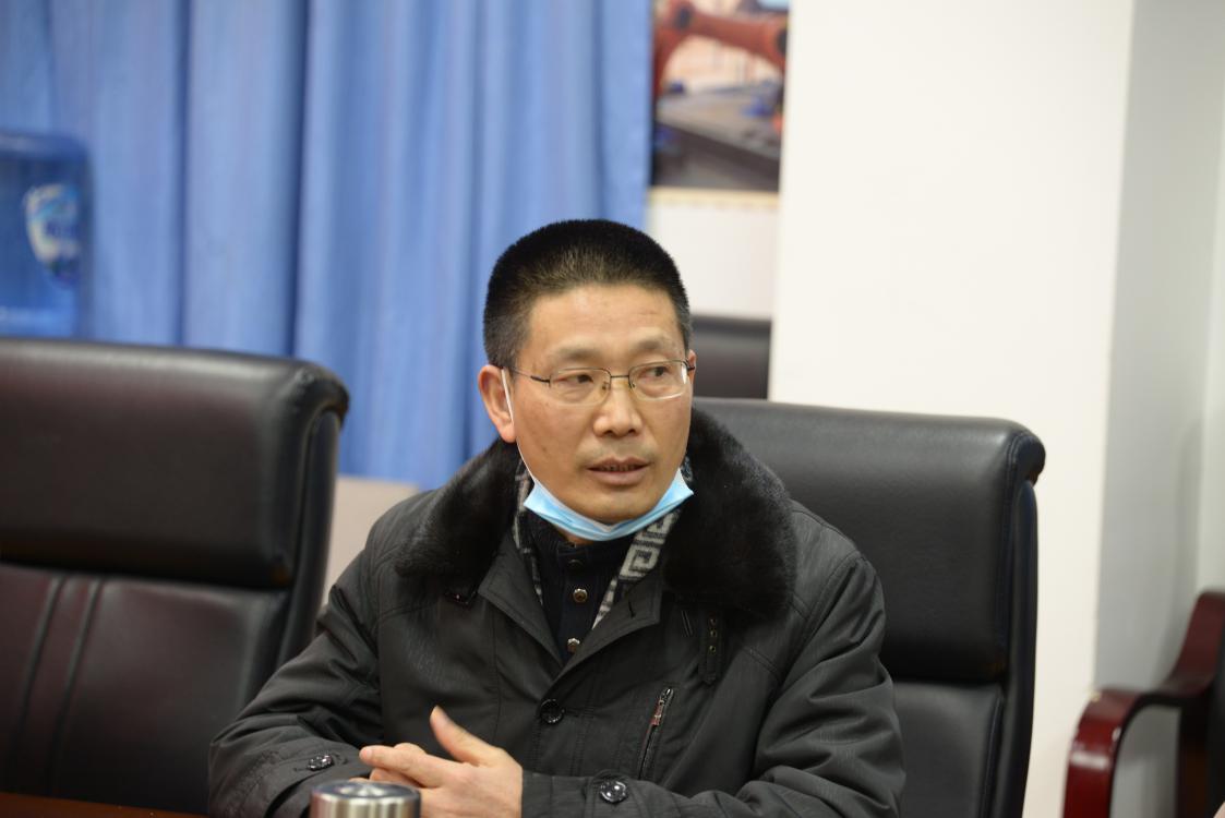 黨總支副書記向發(fā)友主持會議