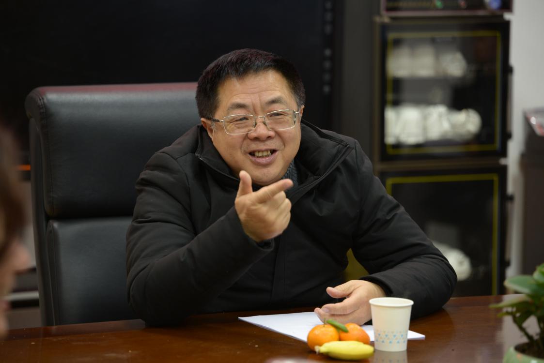 龍清明校長給退休教師介紹學(xué)校發(fā)展