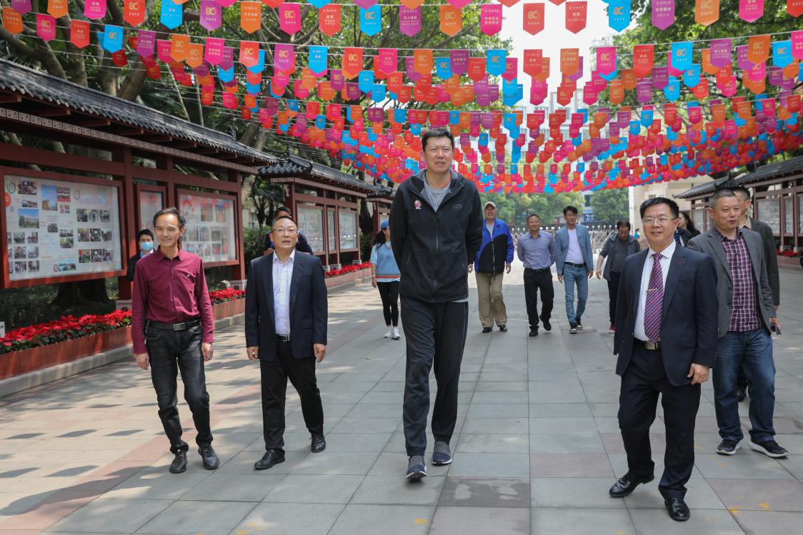 2021年4月21日下午，著名籃球運(yùn)動(dòng)員、原CBA八一隊(duì)主教練王治郅蒞臨雙流中學(xué)，調(diào)研指導(dǎo)學(xué)校籃球教學(xué)工作。