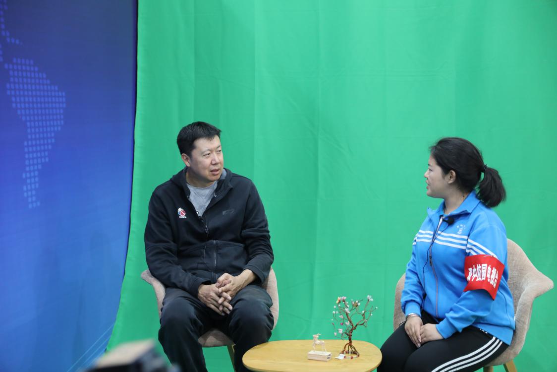 接受學(xué)生采訪.