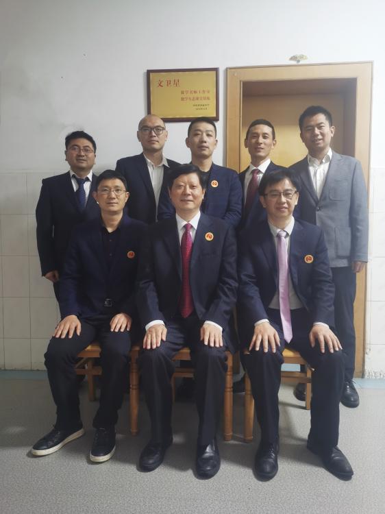 文衛(wèi)星老師與工作室成員合影
