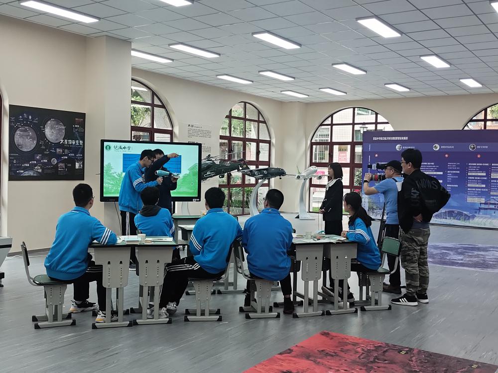 圖3 杜江老師、楊欽老師為同學(xué)們上航模課上課