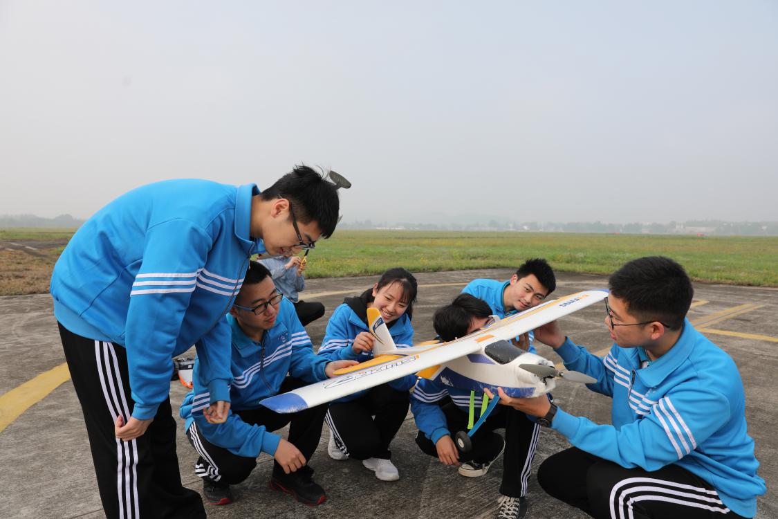 同學(xué)們研究學(xué)習(xí)航模的結(jié)構(gòu)