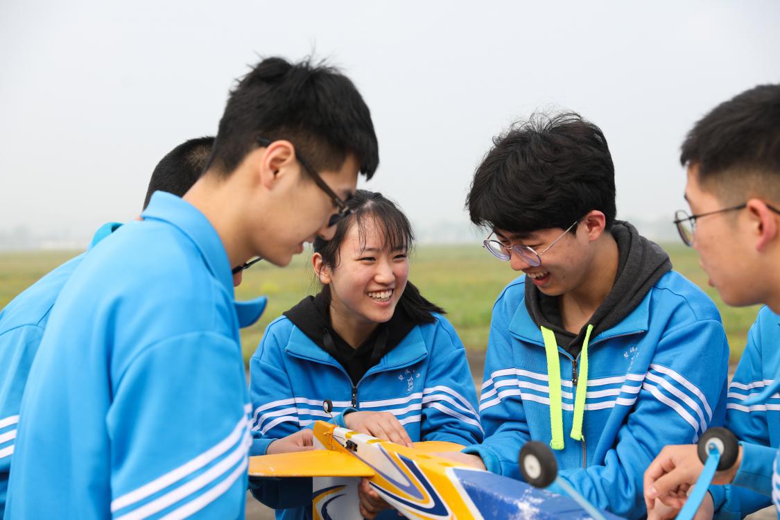 同學(xué)們研究學(xué)習(xí)航模的結(jié)構(gòu)