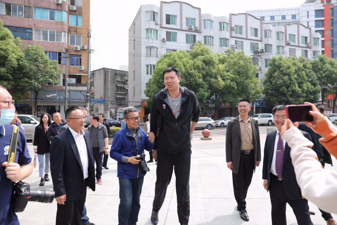 王治郅蒞臨雙流中學(xué)調(diào)研指導(dǎo)