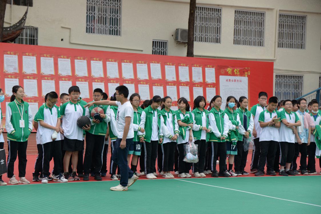 2020年5月10日下午，初中部同學(xué)們期盼已久的首屆“攜力·郅遠(yuǎn)”杯籃球賽終于如約而至。圖為觀眾早早到場