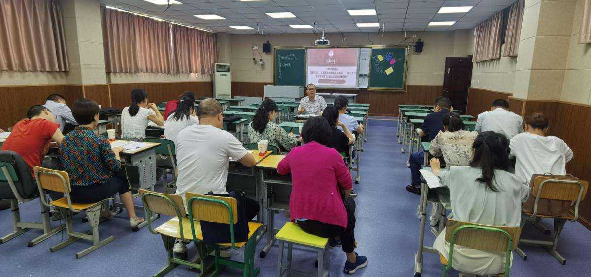 區(qū)教研員杜尚兵老師主持研討會(huì)