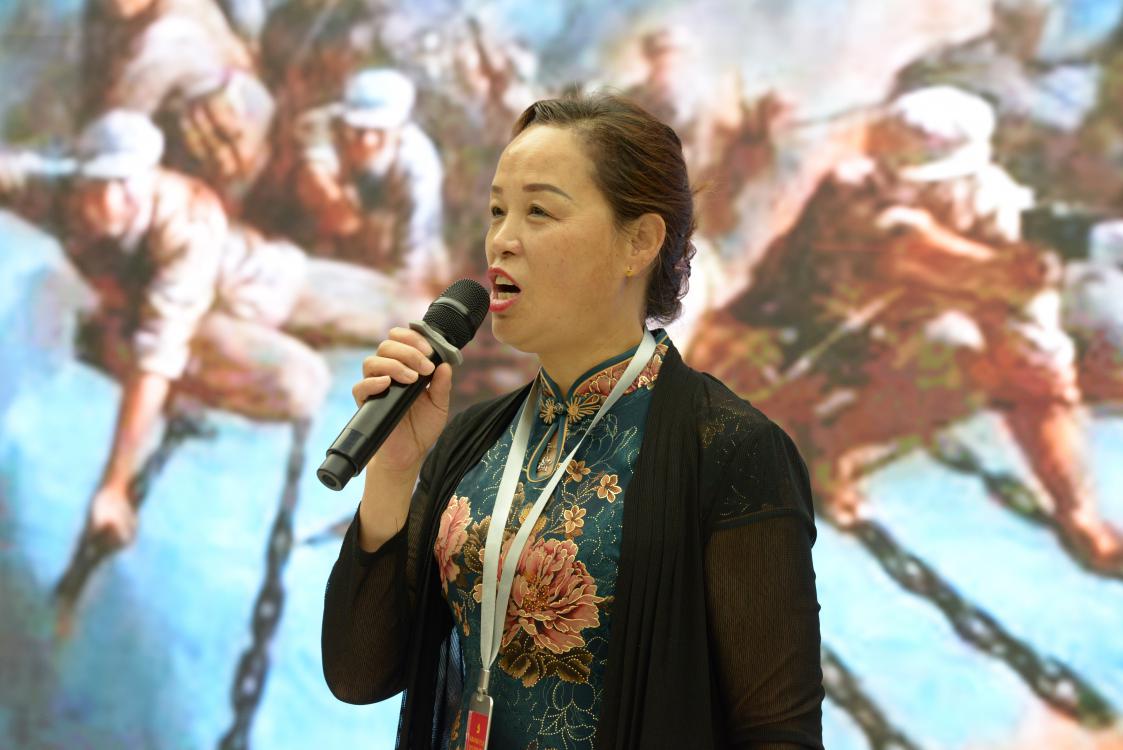 萬麗莎老師向同學(xué)們講述紅軍長征中小蘭的故事