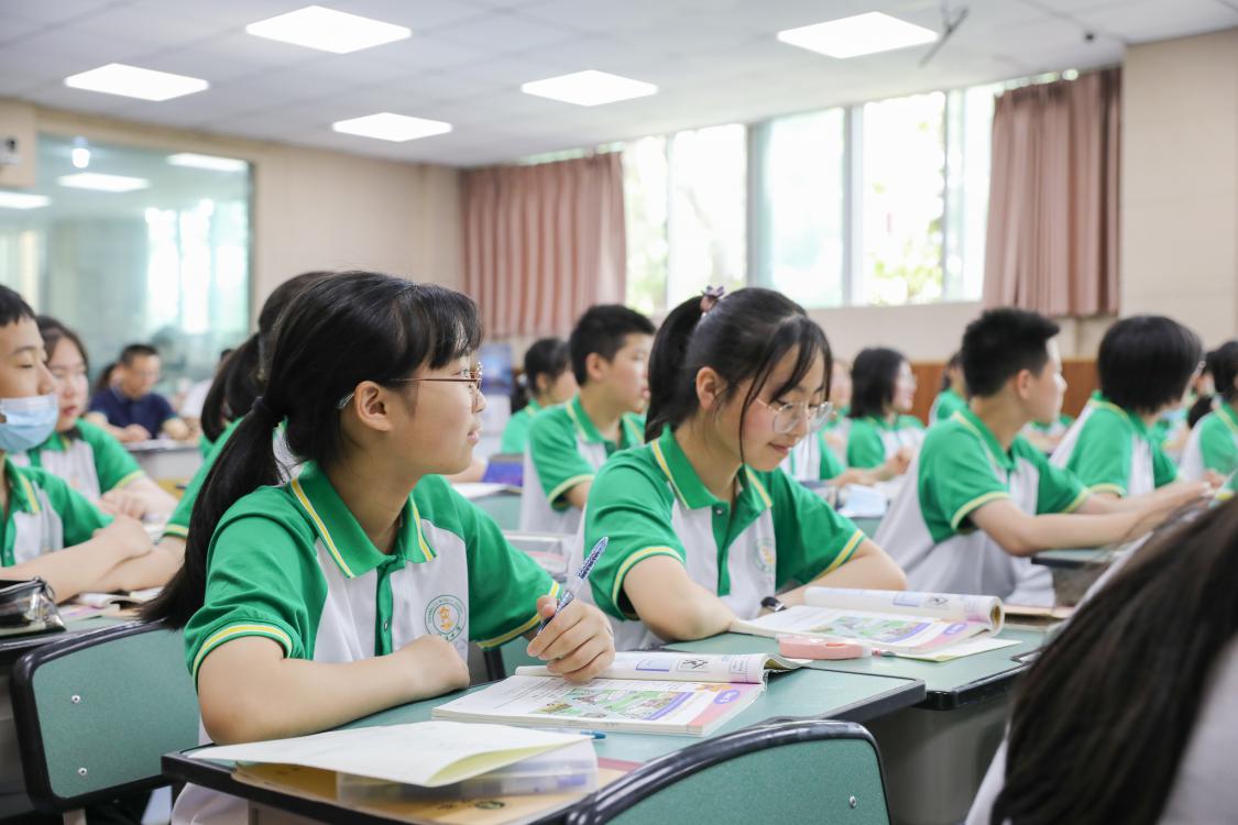 同學(xué)們認(rèn)真聽課