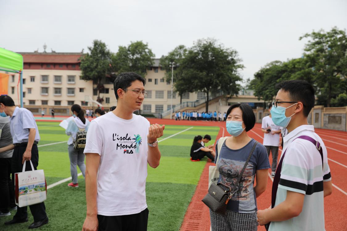 “2021年高校招生校園咨詢活動”在四川省雙流中學(xué)舉行。圖為雙流中學(xué)高三班主任喻立揚(yáng)在和學(xué)生交流