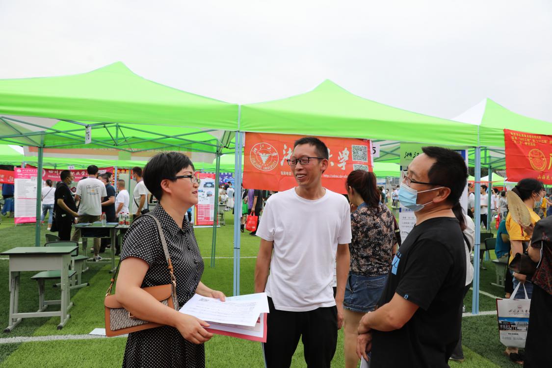 雙流區(qū)教育考試中心主任楊曉芬、雙流中學(xué)信息中心主任姚光橋、教務(wù)處副主任曾令勇參與本次活動