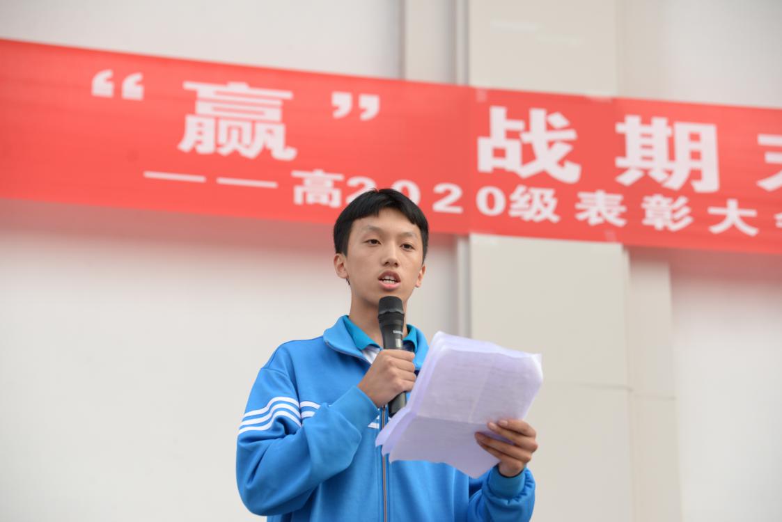 優(yōu)秀學(xué)生代表申芳健同學(xué)為同學(xué)交流分享學(xué)習(xí)經(jīng)驗(yàn)