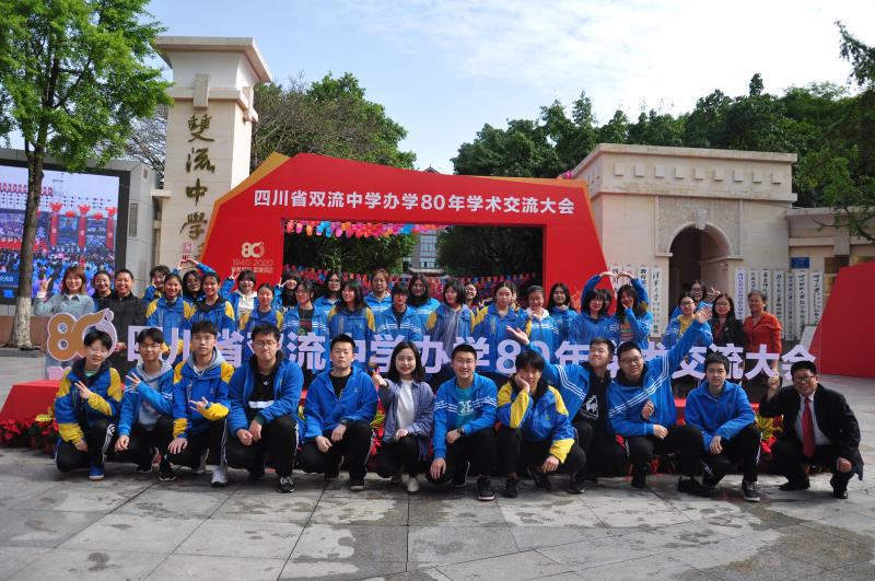 鄧?yán)蠋熀腿嗤瑢W(xué)的合影
