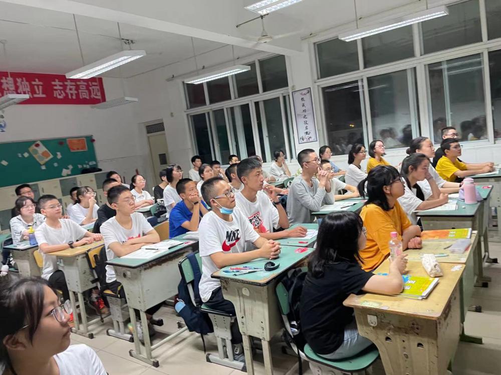 教師觀看開(kāi)學(xué)第一課