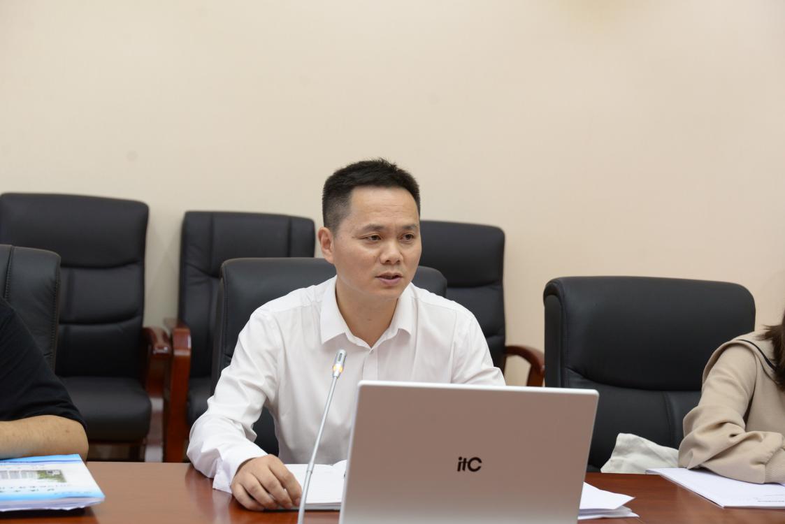 圖2 雙流中學(xué)副校長徐天福講話