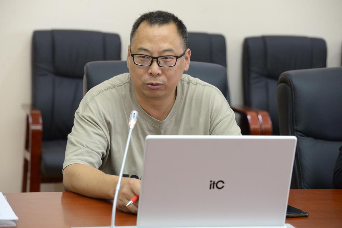 圖5 雙流中學(xué)英語教研組組長余曉冬講話