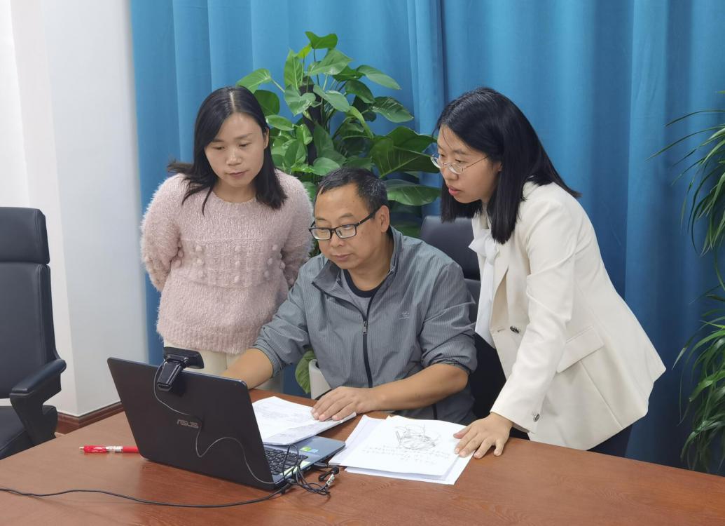 圖片1余曉東組長(zhǎng)帶領(lǐng)劉利勤老師和賴丹老師學(xué)習(xí)研究
