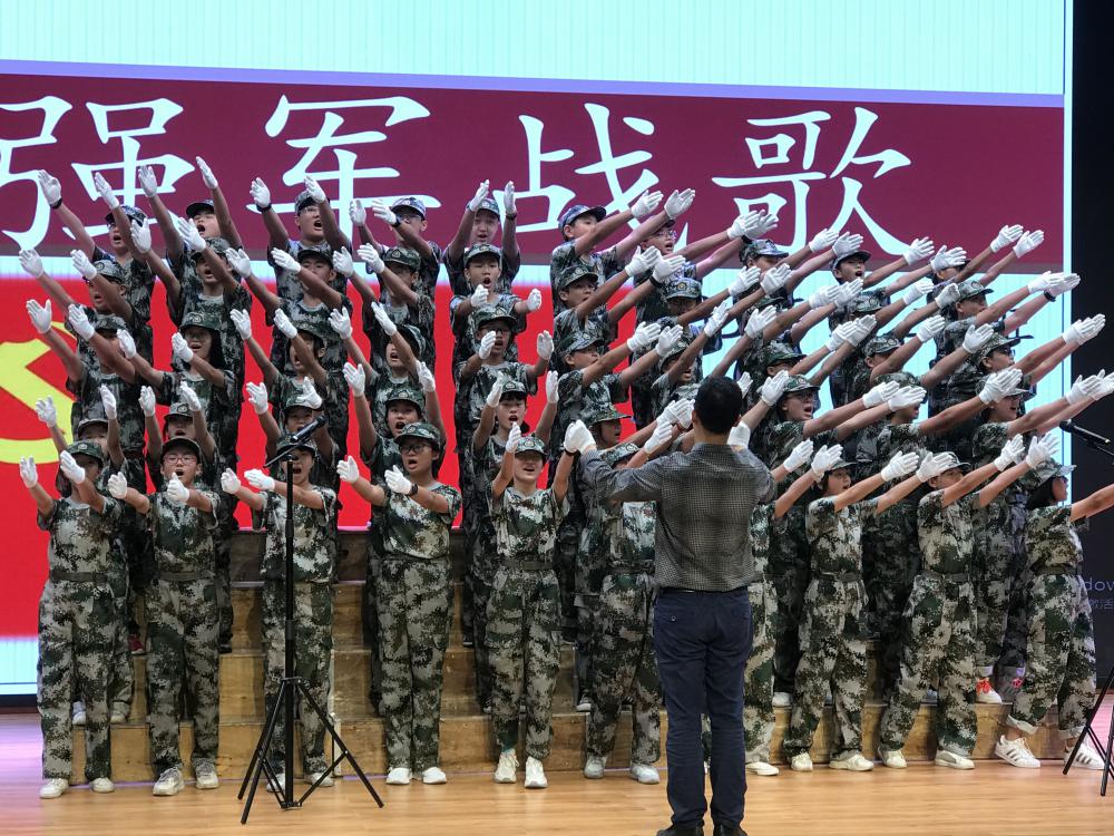 圖四 初2021級2班同學(xué)合唱