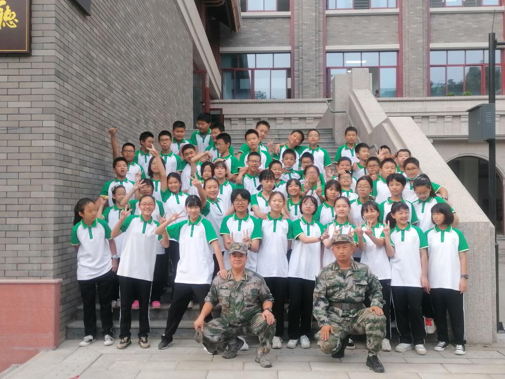 圖九 初2021級2班同學(xué)與教官合影