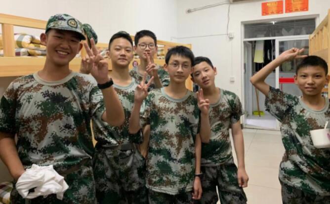 圖3 初2021級(jí)4班同學(xué)在寢室