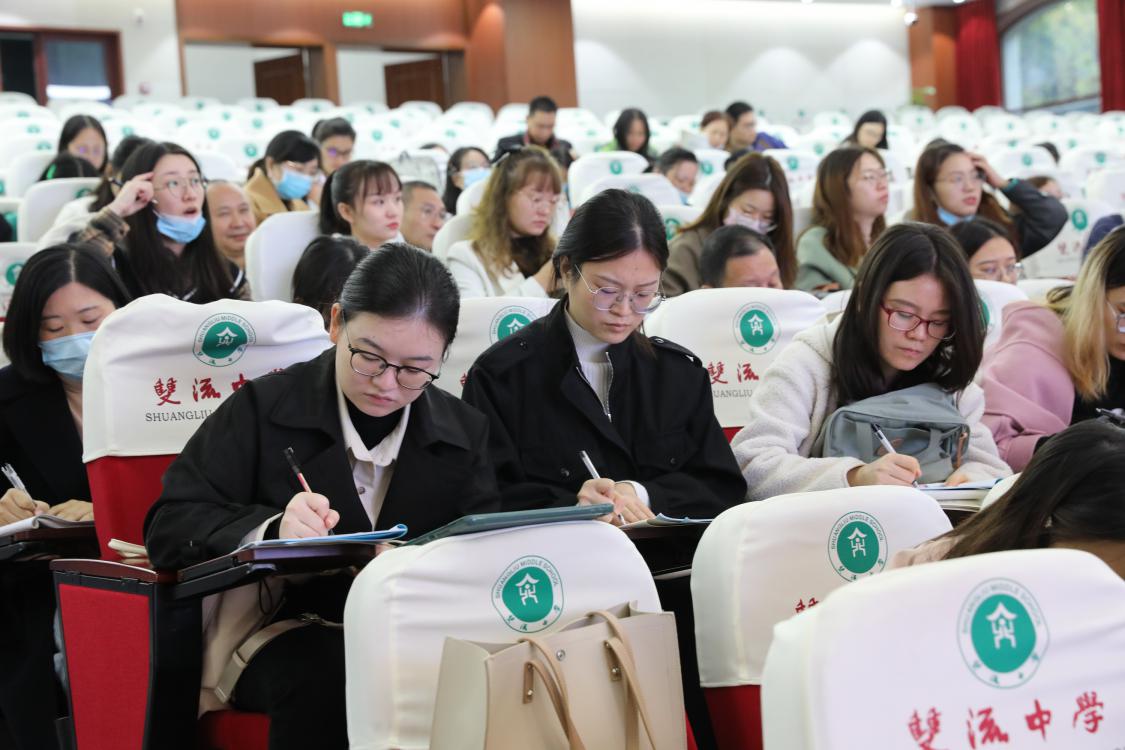 圖10  主會(huì)場(chǎng)老師們認(rèn)真記錄 .jpg