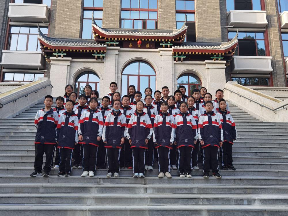 021年10月29日，雙流中學(xué)初中部在景賢樓玉蘭廳組織召開雙流中學(xué)初中部自主管理委員會(huì)表彰及納新大會(huì)。（圖為 初中部自主管理委員會(huì)同學(xué)合影）