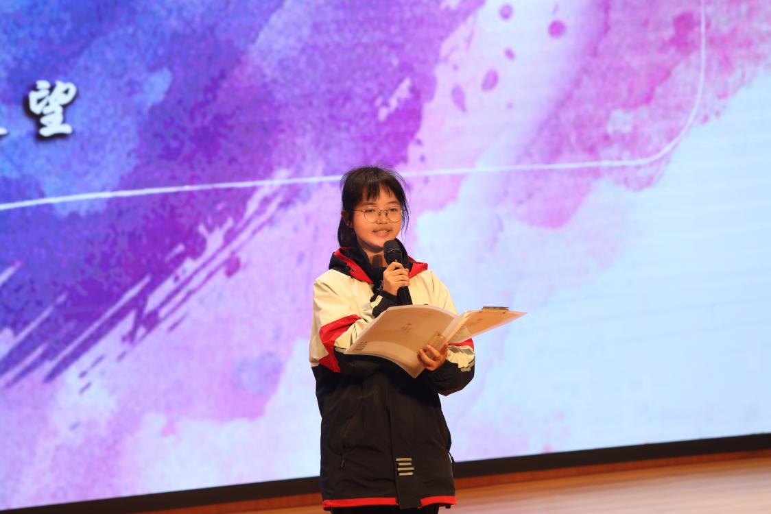 自主管理委員會(huì)主席鄧舒暢發(fā)言