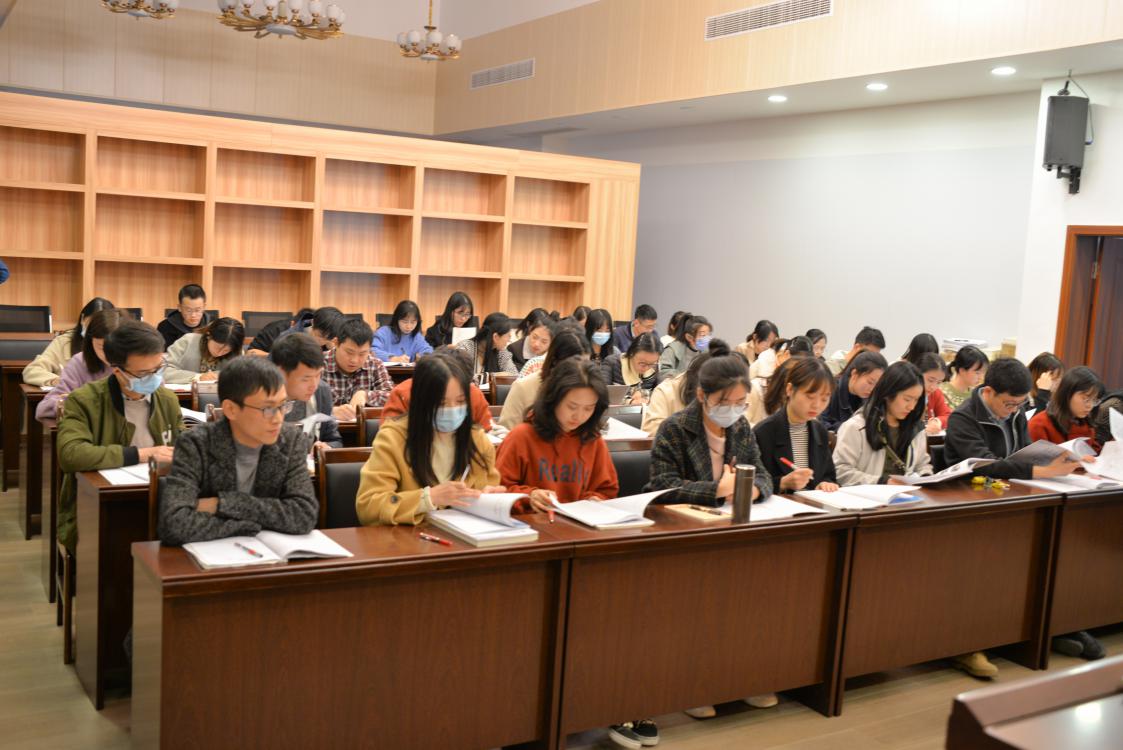 2021年11月4日，學(xué)校研培處精心組織了青年教師座談分享會(huì)。