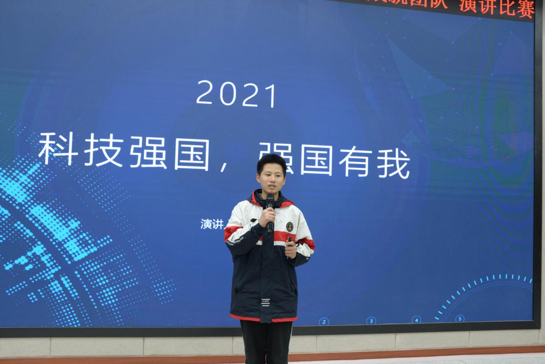 8·1班的張魏同學(xué)著眼科學(xué)技術(shù)