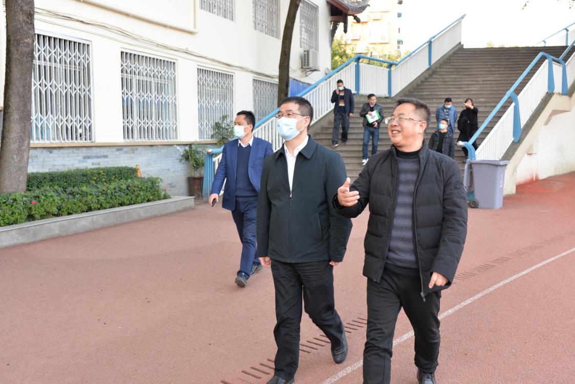 2021年11月24日，雙流區(qū)政府副區(qū)長龔光輝一行蒞臨雙流中學(xué)進(jìn)行調(diào)研。