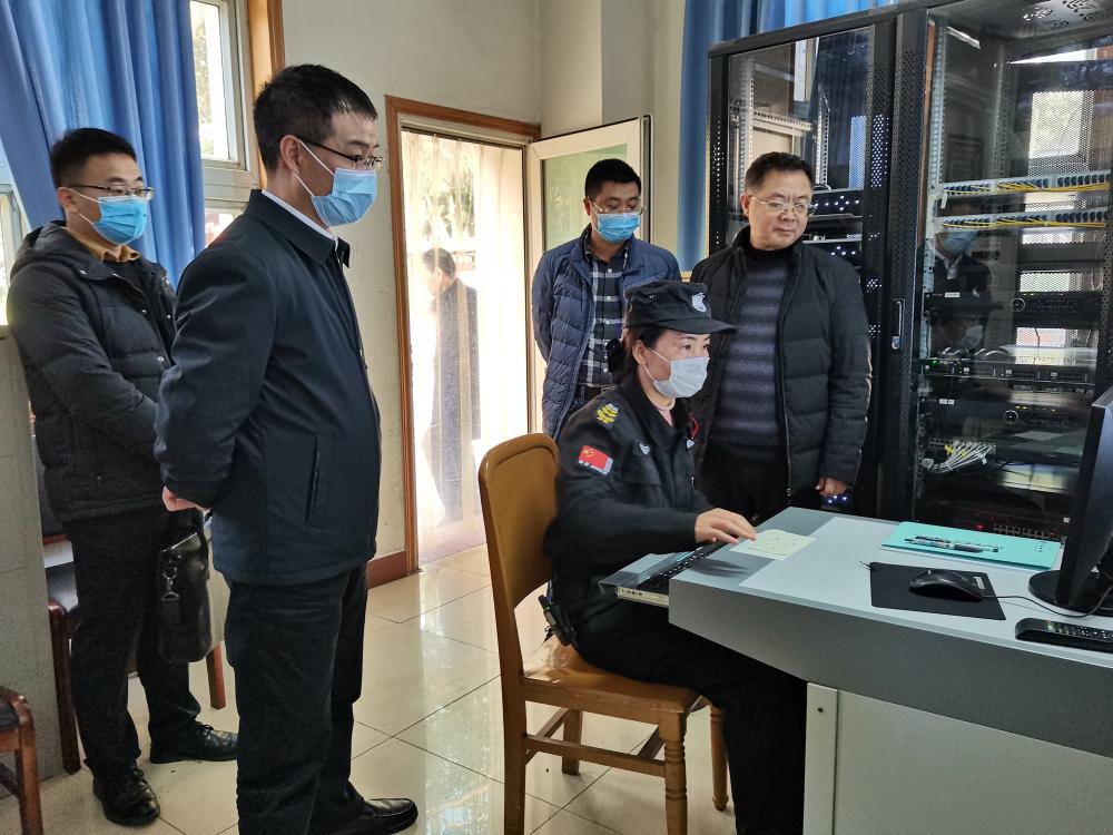 龔區(qū)長查看學(xué)校監(jiān)控運行情況