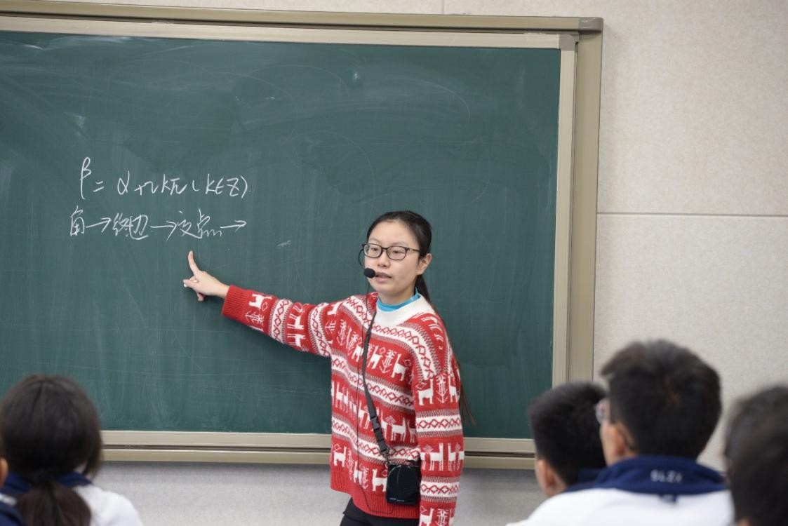 張?jiān)婄骼蠋煿_課