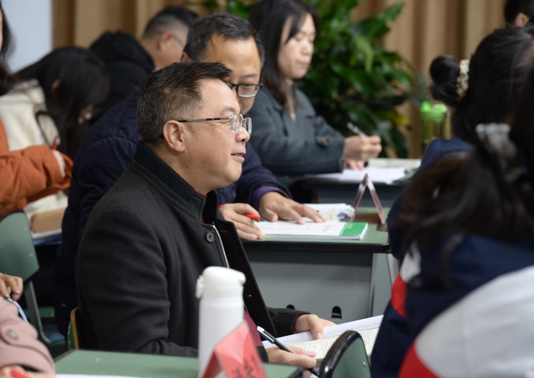 龍清明校長(zhǎng)聽(tīng)課