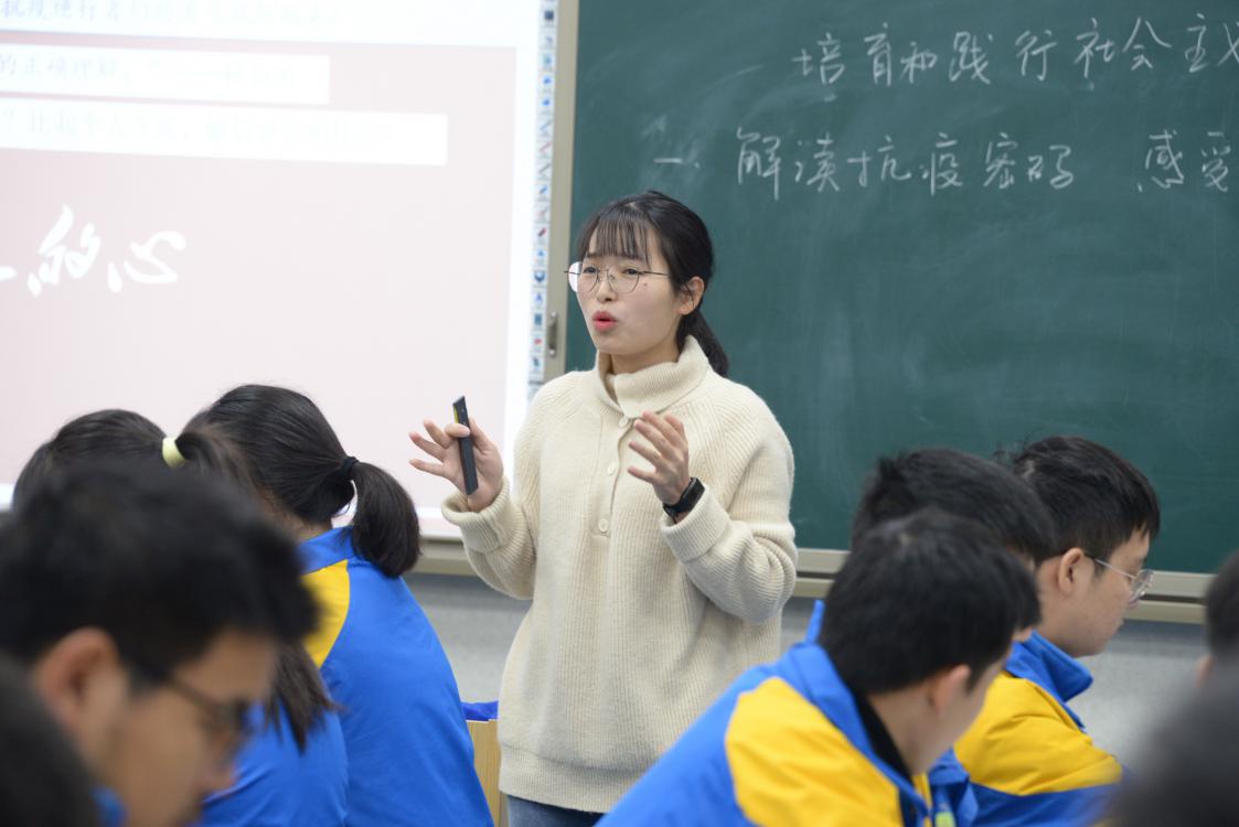 西北中學(xué)覃小蘭老師授課