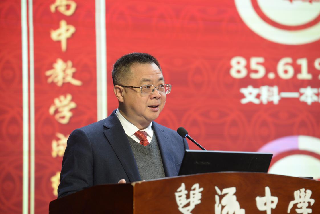 龍清明校長對(duì)本年度的工作進(jìn)行全面回顧