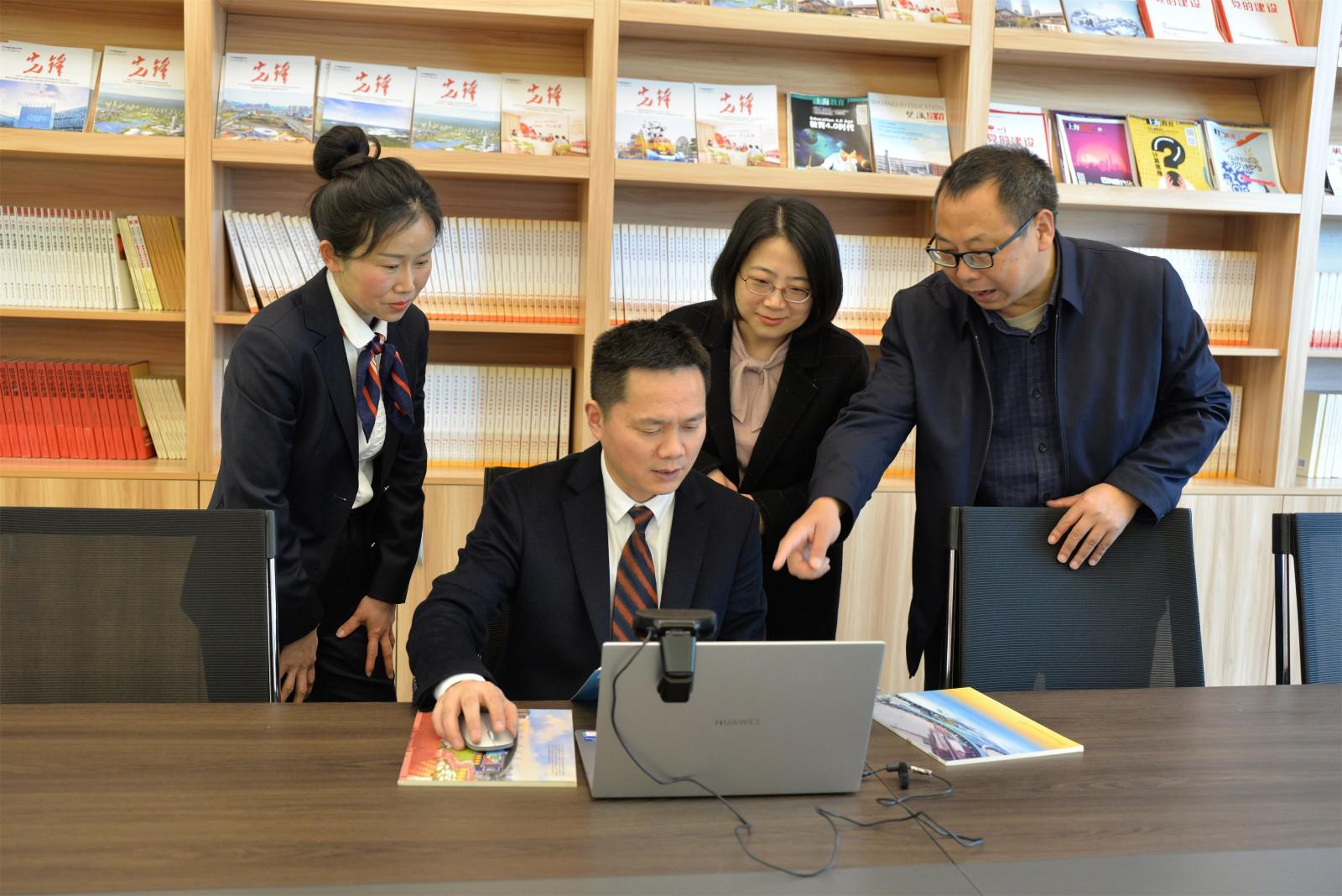 圖2：雙流中學英語教研組長余曉東老師審核指導本次培訓相關材料