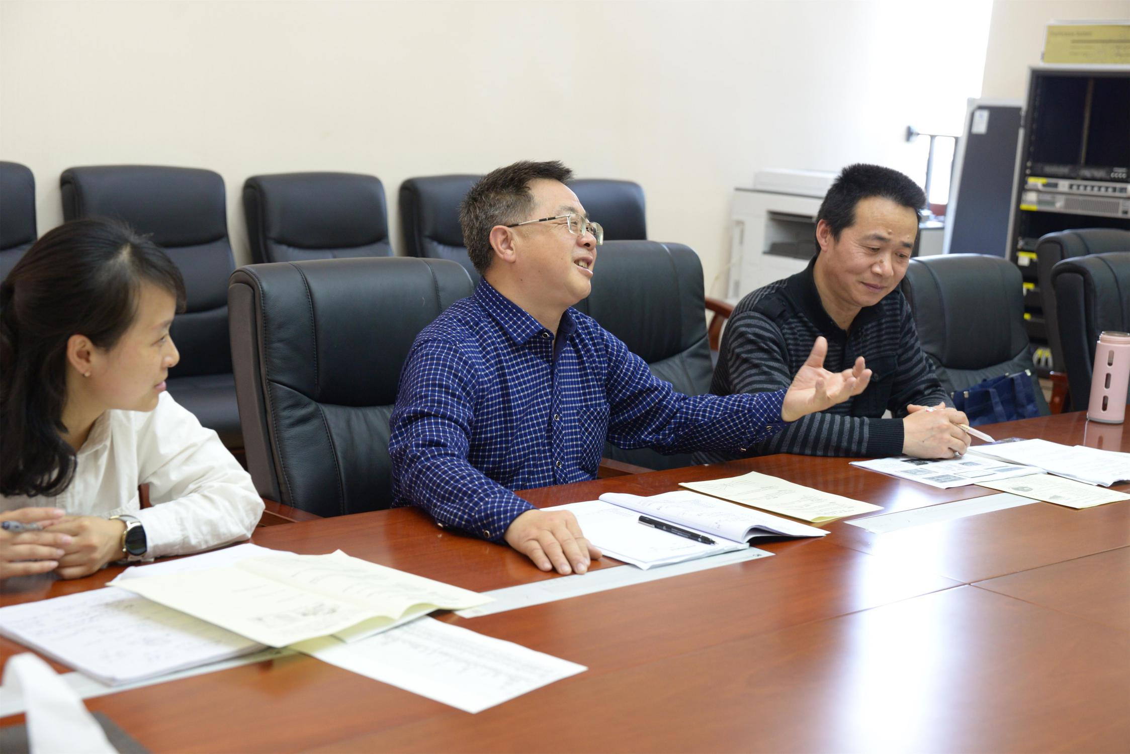 8：龍清明校長（中）指導(dǎo)地理組工作