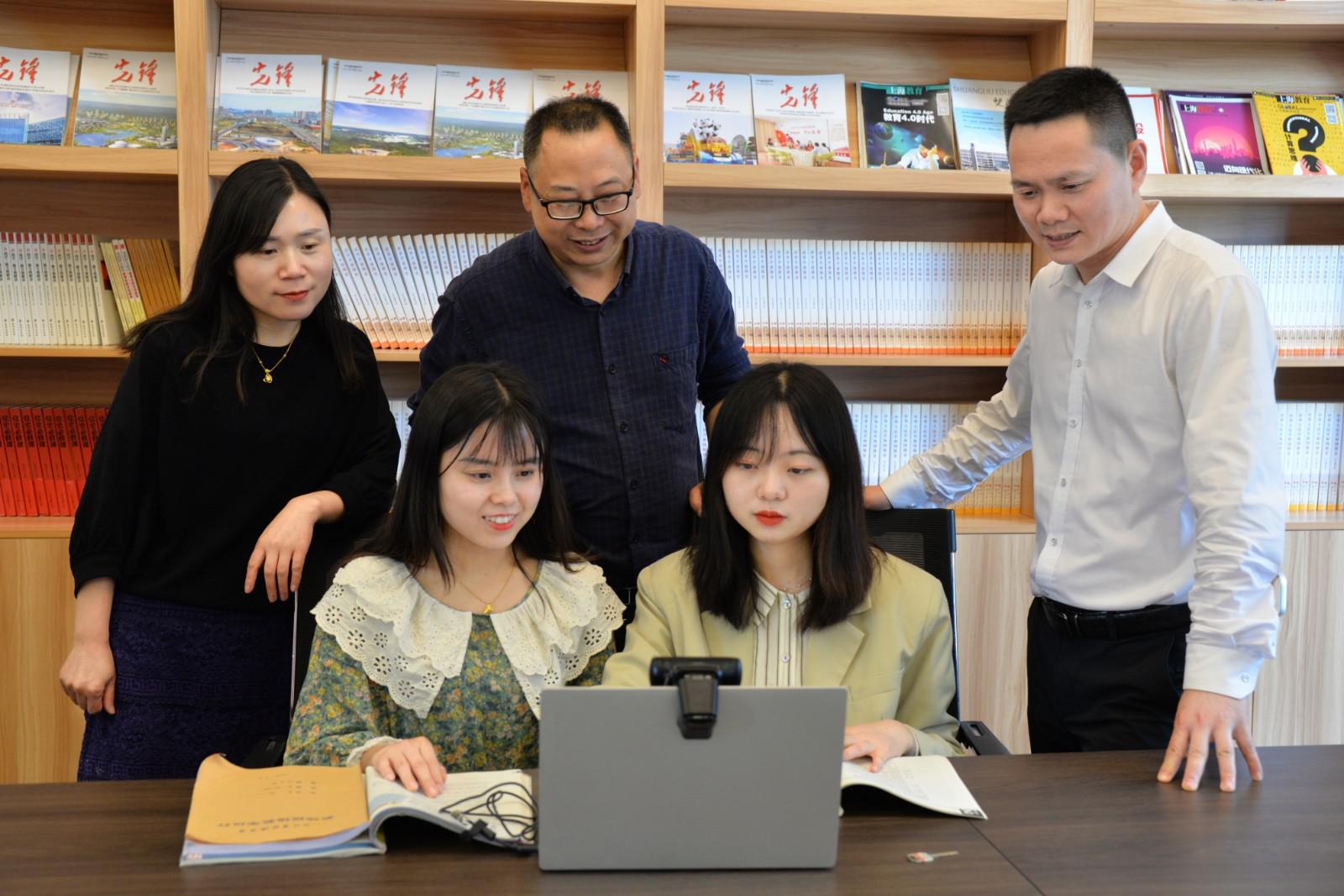 圖一 副校長(zhǎng)徐天福、英語(yǔ)教研組長(zhǎng)余曉冬審核指導(dǎo)