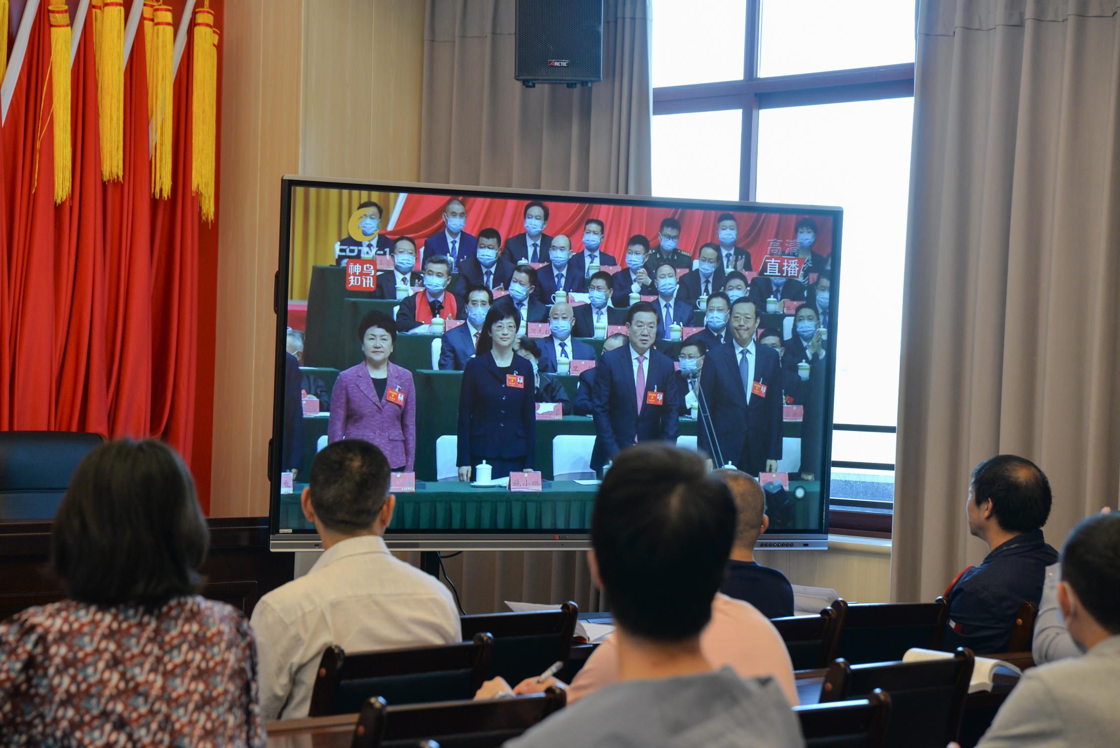 (圖為 雙流中學黨員觀看大會開幕式)