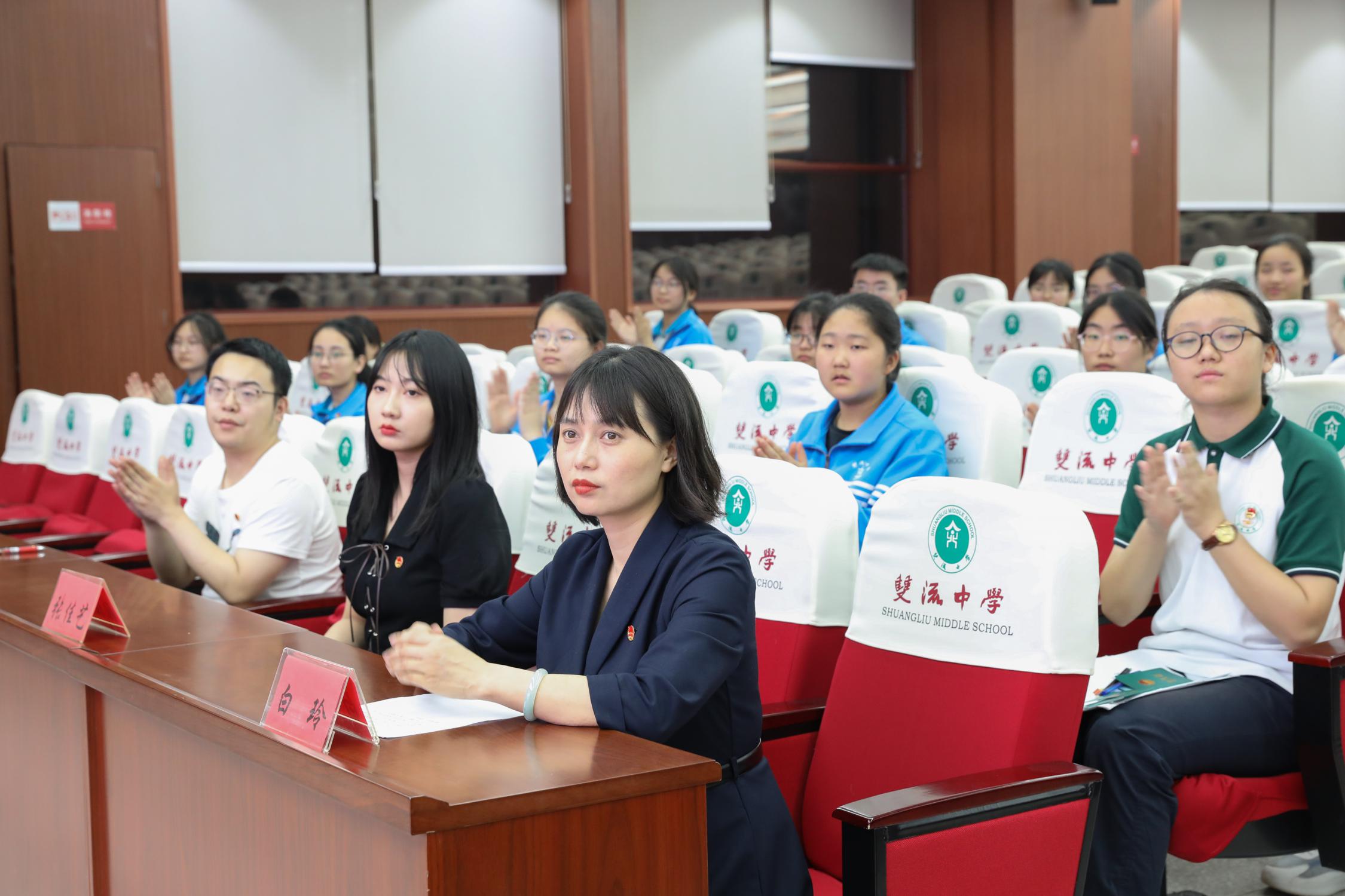 入團(tuán)儀式現(xiàn)場的老師和團(tuán)員