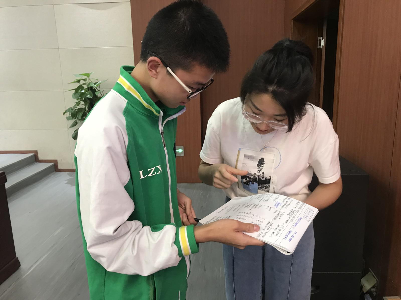 賈蓉老師為學(xué)生解答問題