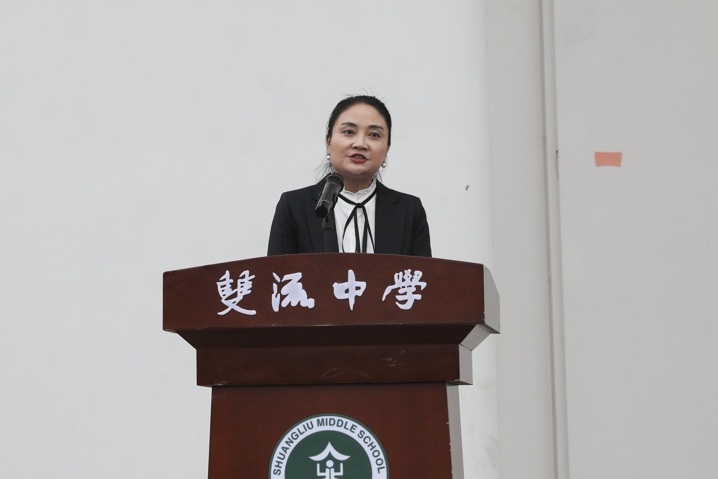 紫東閣社區(qū)書記宋艷講話