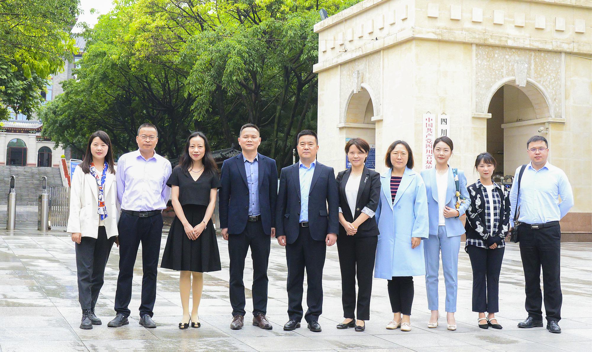 2022年5月18日，第七屆“廣島青少年國際論壇”選拔賽在四川省雙流中學(xué)舉行。(圖為：與會相關(guān)領(lǐng)導(dǎo)合在雙中校門口合影)