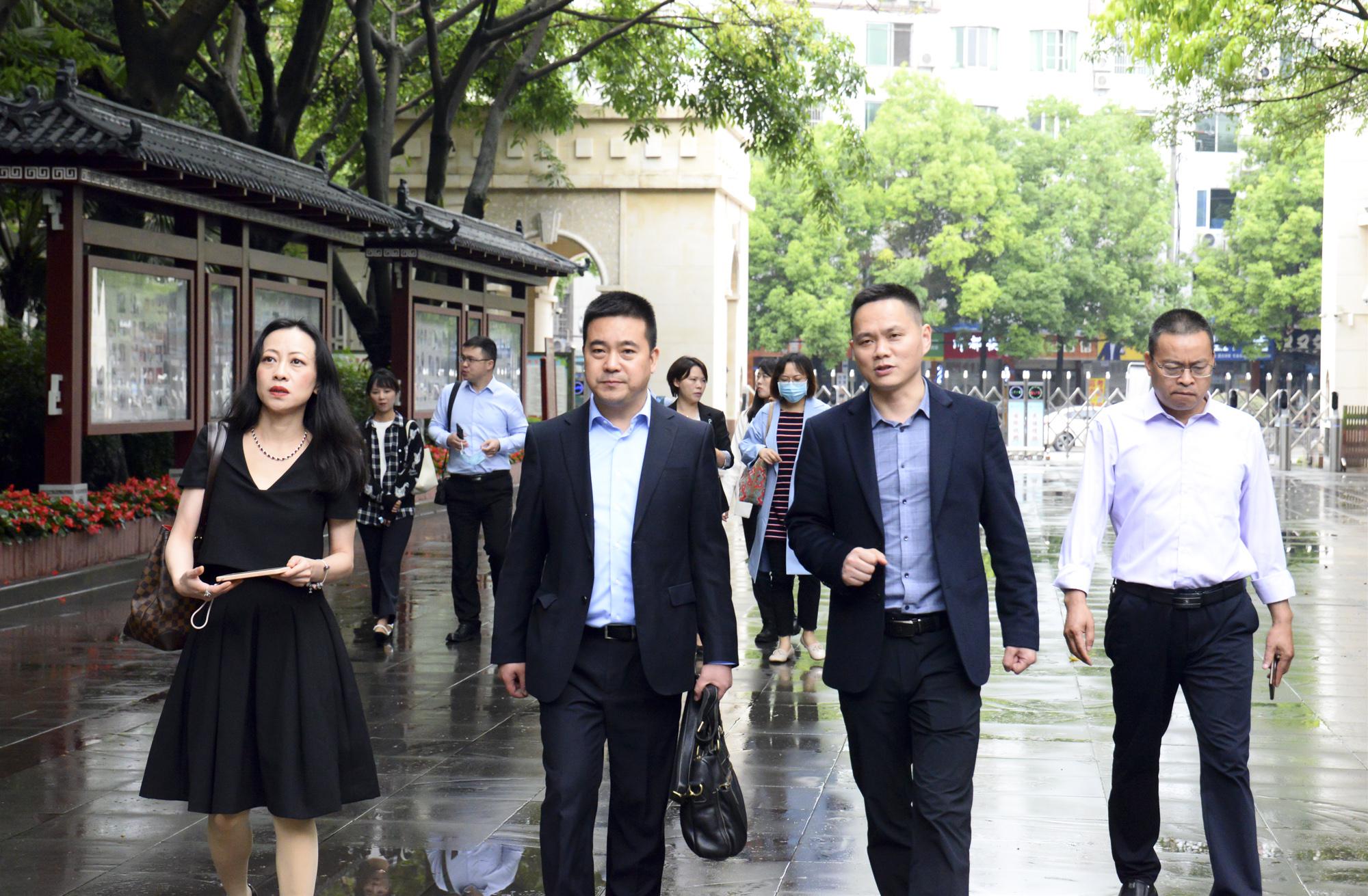 圖2 副校長徐天福接待四川省外事辦相關(guān)領(lǐng)導(dǎo)