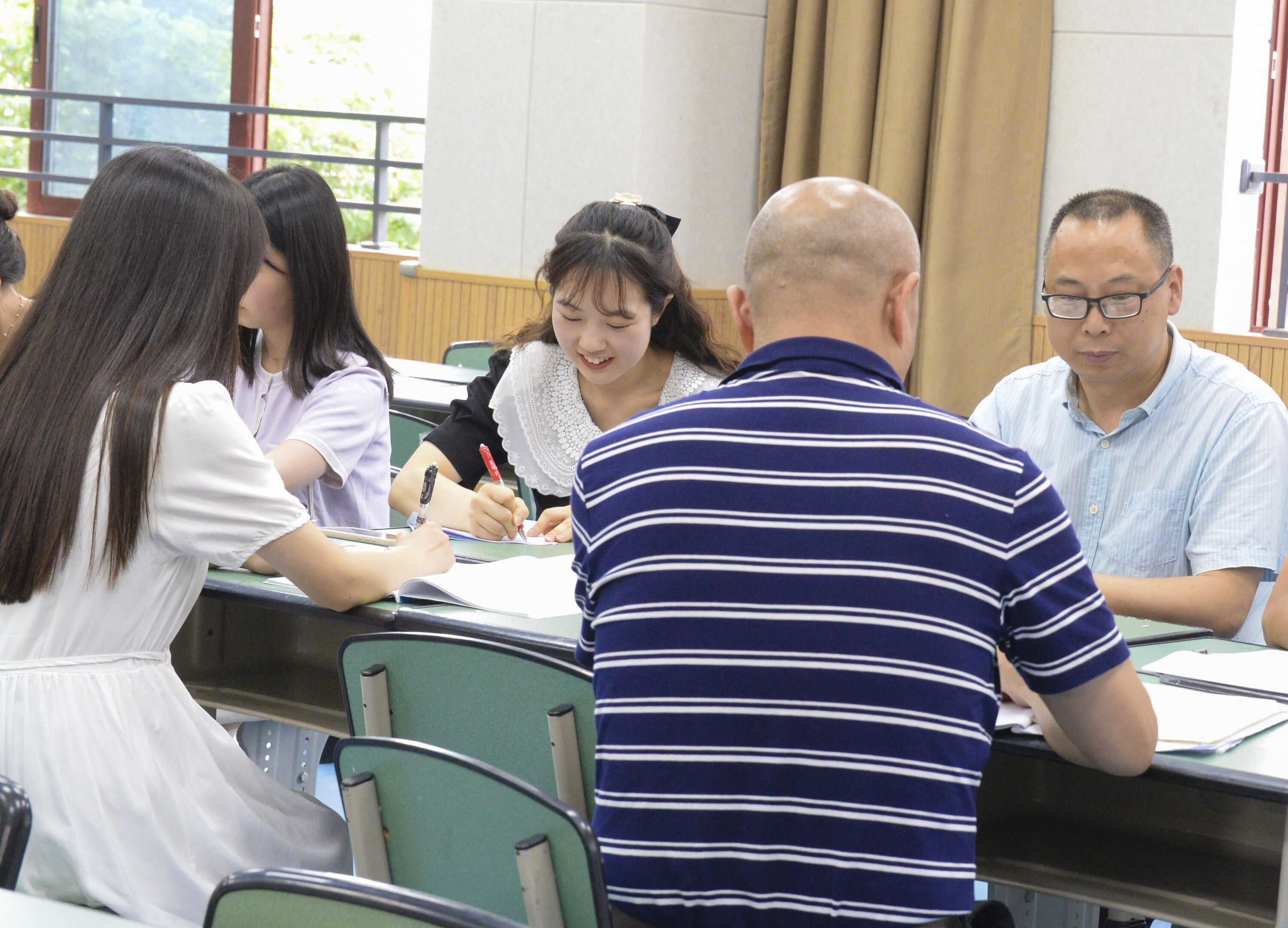 圖16 余曉冬名師工作室導(dǎo)師余曉冬發(fā)言