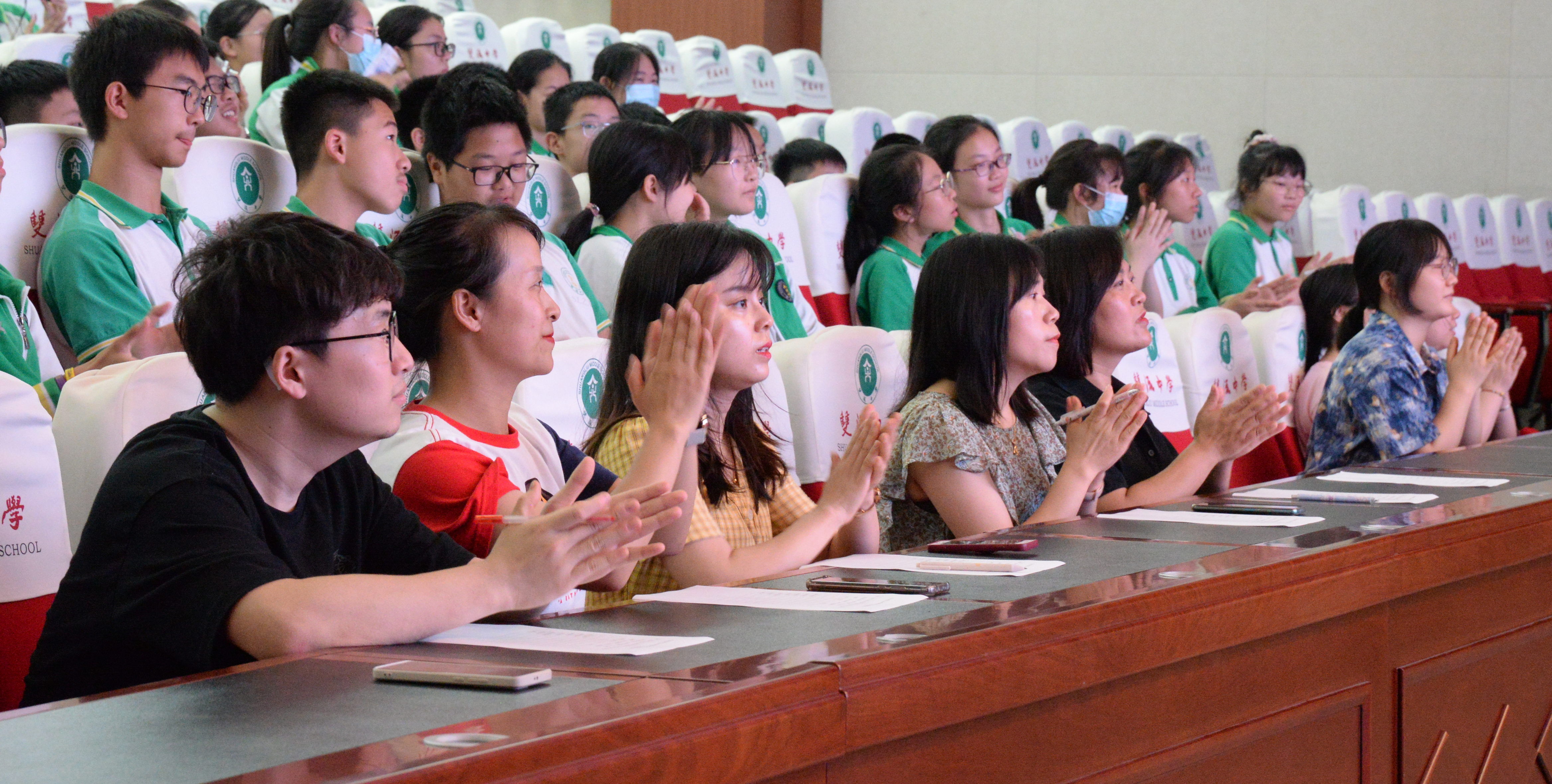 2022年6月1日，雙流中學(xué)初2020級(jí)全體師生齊聚玉蘭廳，進(jìn)行了一場別開生面的英語話劇表演比賽。 圖為評(píng)委老師為選手鼓掌